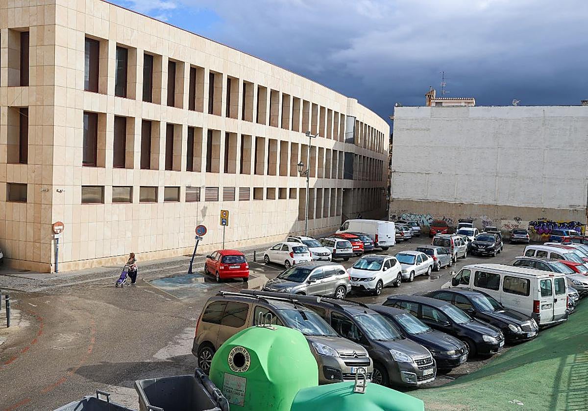 La parcela sobre la que se construirán las 22 viviendas se utiliza actualmente como parking.