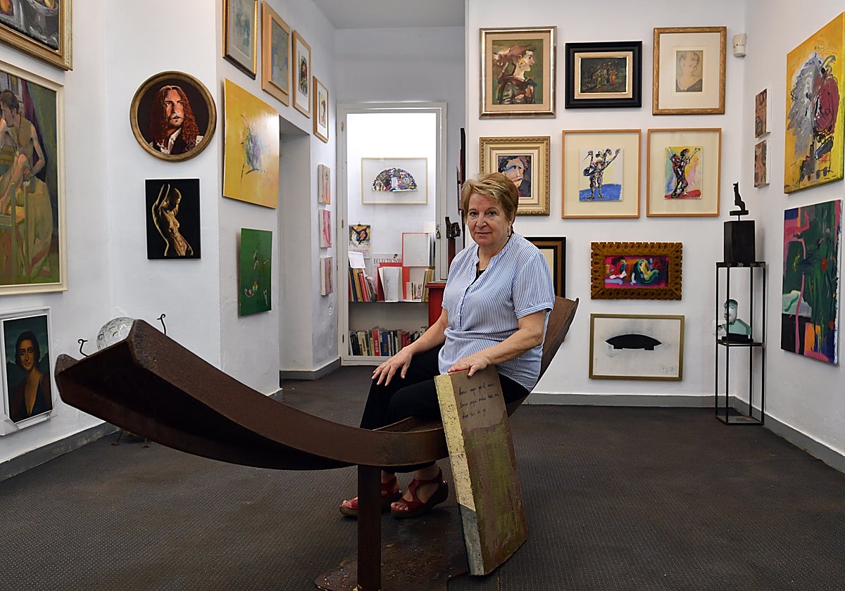 Paquita Serrano, en una de las salas de la galería Efe Serrano de Cieza.