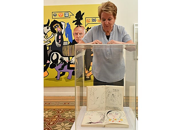 Paquita con un libro con dibujos originales de Picasso y Dalí.