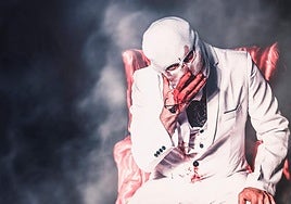 El Rey Rojo. Santiago García es el Rey Rojo, creador y protagonista del 'Cabaret infernal'.