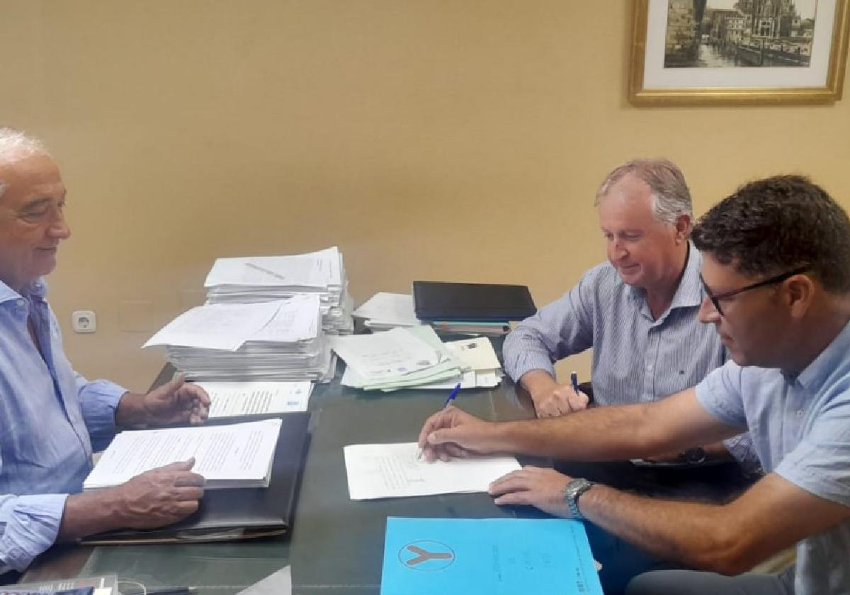 Los presidentes de Alimer y Yefrut, formalizando la fusión.