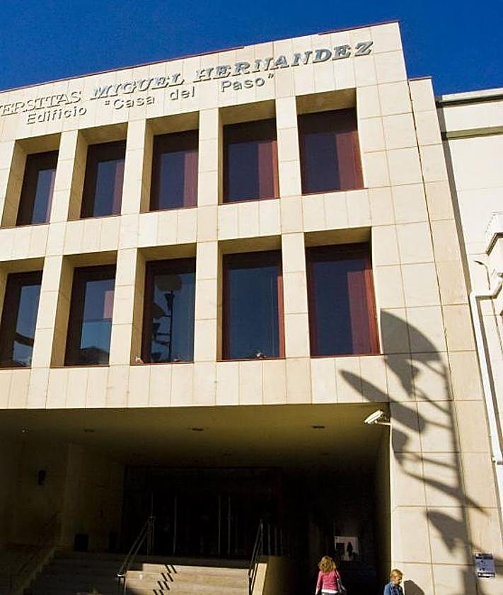 Imagen secundaria 2 - Arriba, el entonces president de la Generalitat, Eduardo Zaplana, observa los planos de la Casa del Paso. Abajo a la izquierda, Zaplana pone la primera piedra del edificio. Abajo a la derecha, fachada principal de la actual Casa del Paso.