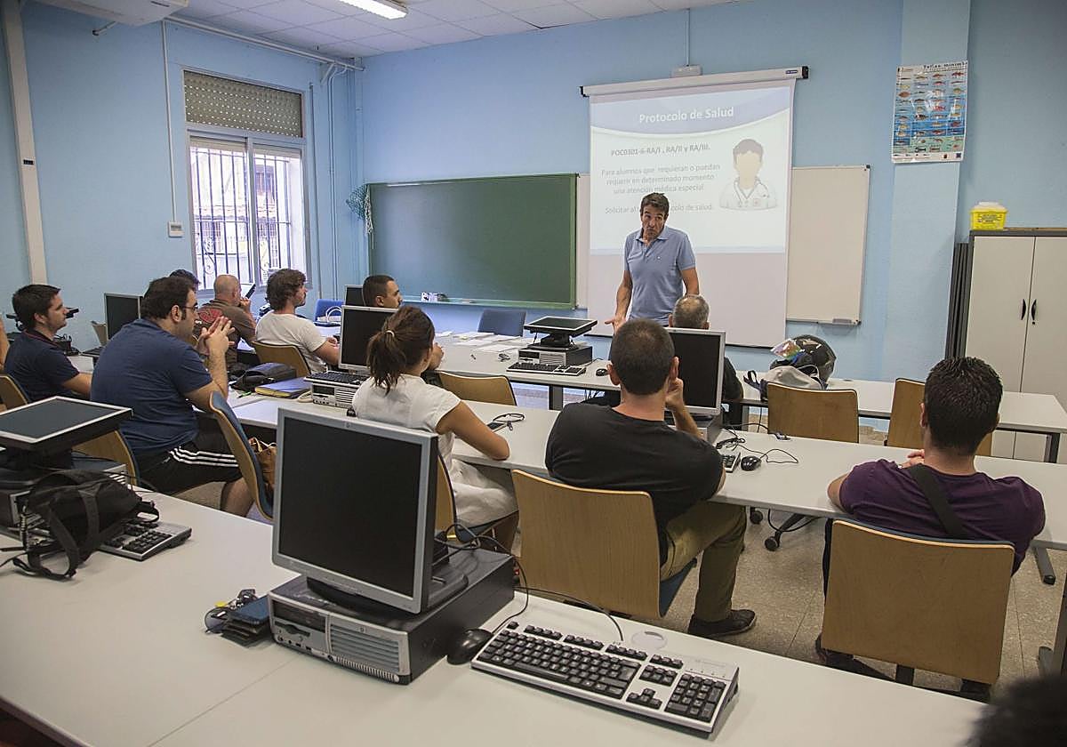 Un profesor imparte una clase en un aula de informática del CIFP Hespérides, en una imagen de archivo.