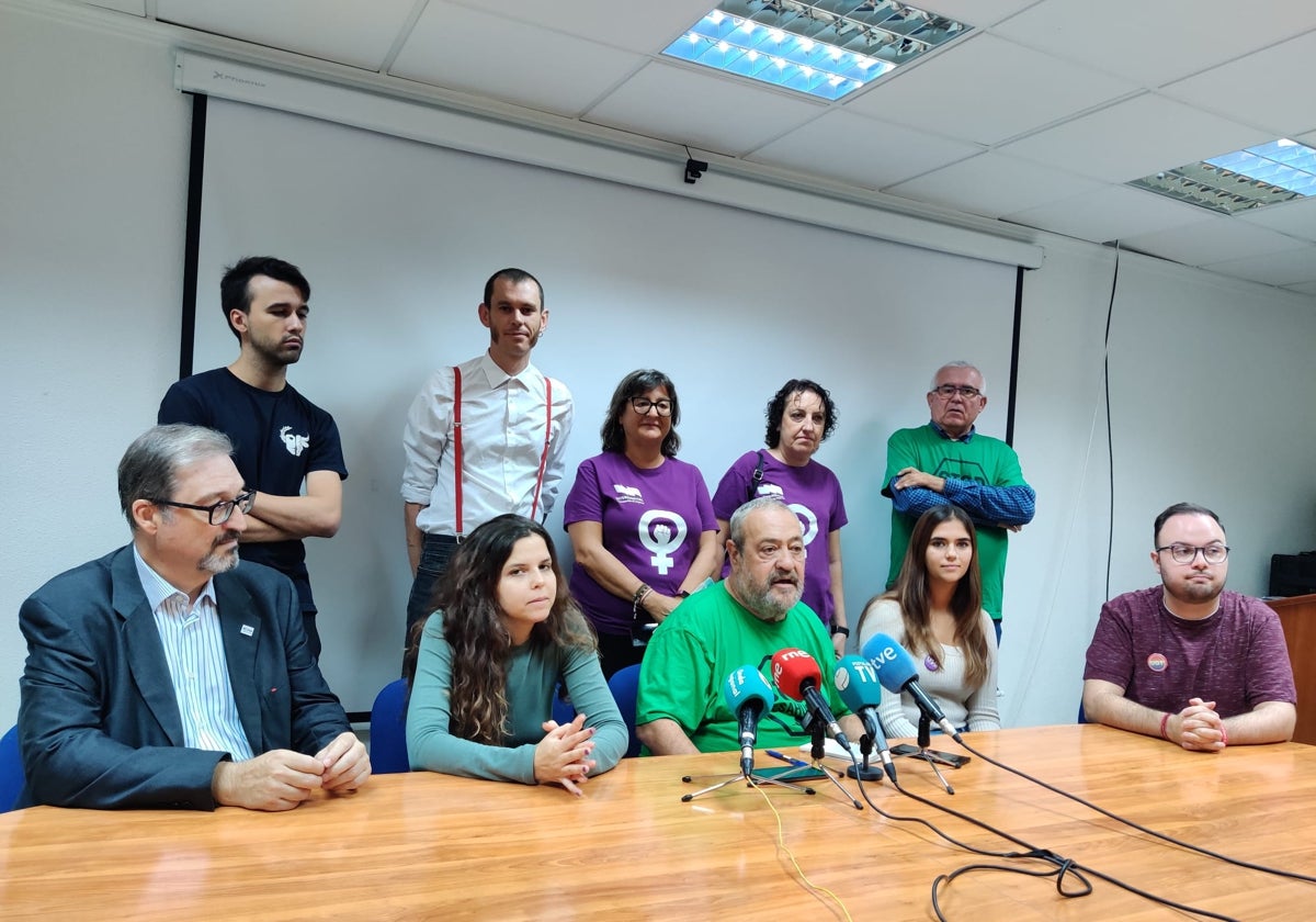 Los promotores de la ILP para reformar la ley de Vivienda de la Región de Murcia, con Paco Morote, de la PAH, como portavoz