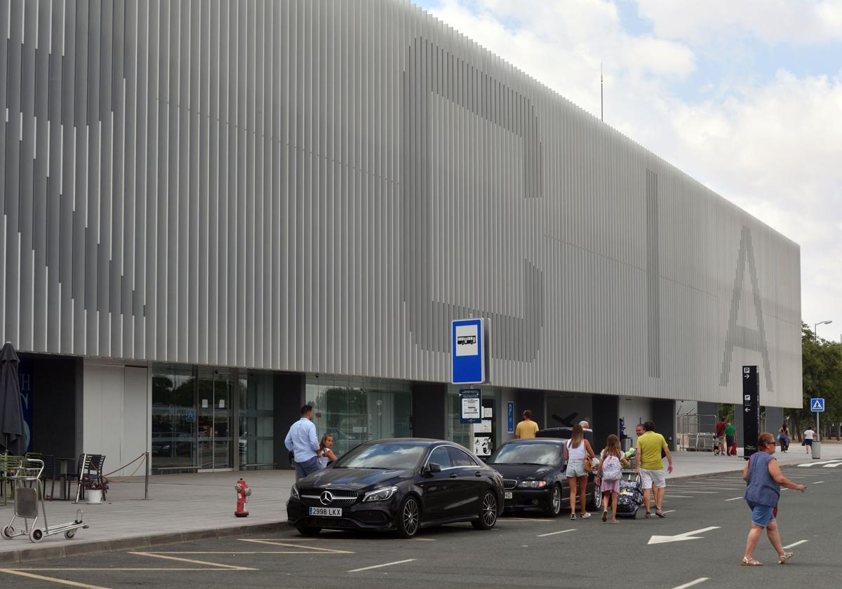 Unos viajeros acceden a la terminal del aeropuerto regional, el mes pasado.