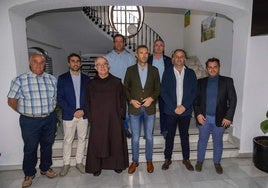 Los alcaldes y concejales posan junto al padre Pascual Gil en Moratalla