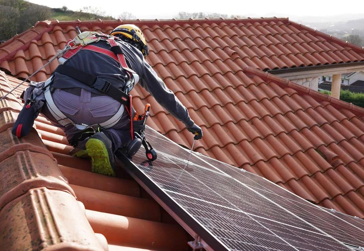 Instalación de paneles solares en una vivienda unifamiliar.