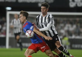 Gastón pugna con un rival en el partido contra el Elche.