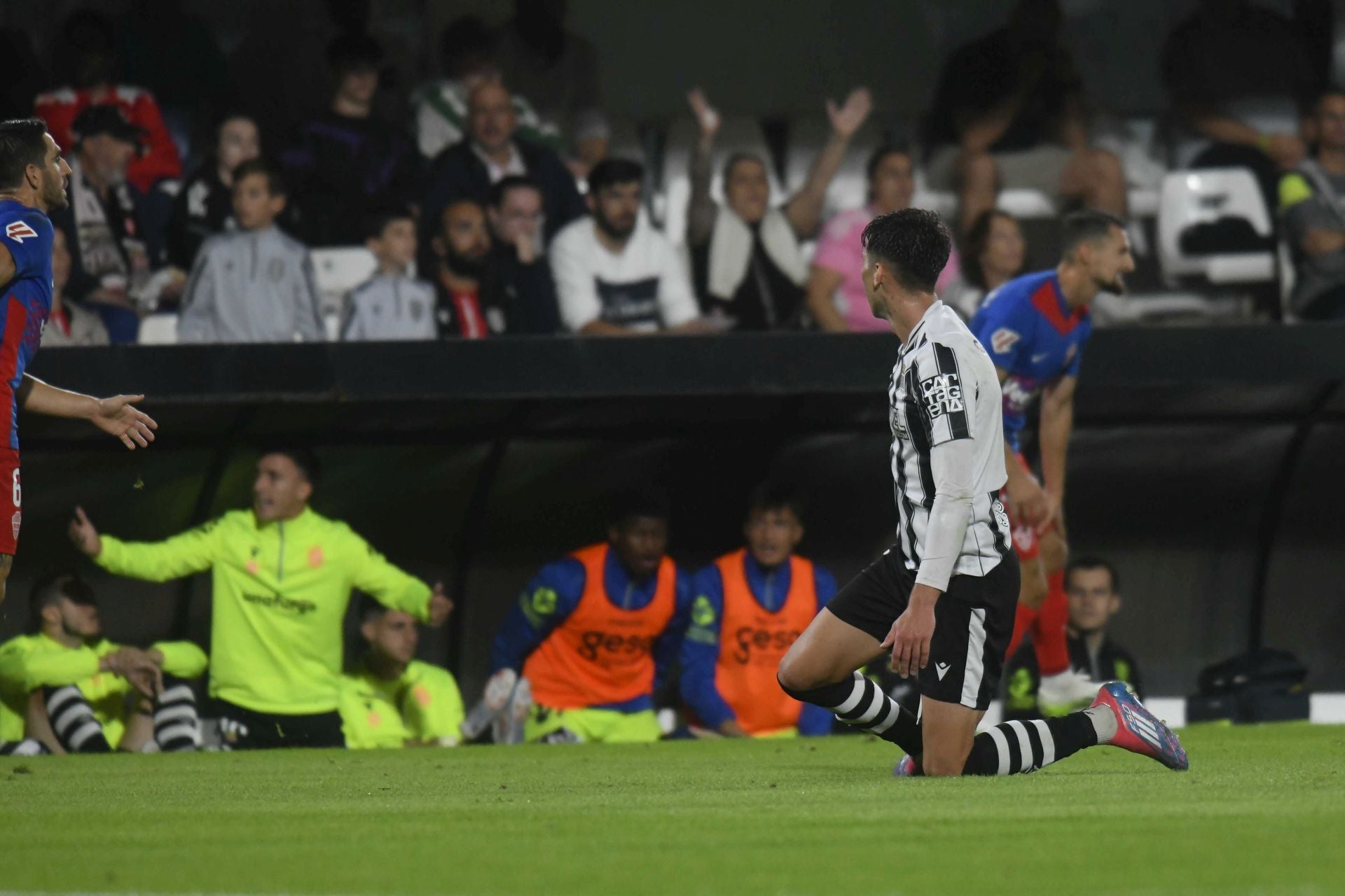 El empate del Cartagena frente al Elche, en imágenes