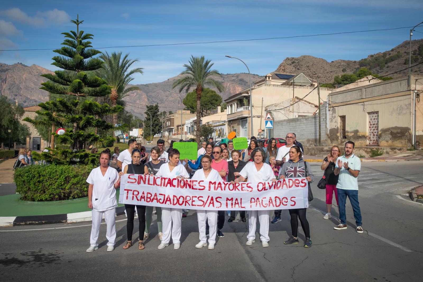 La residencia de mayores de Las Espeñetas en Orihuela se echa a la calle por una subida salarial