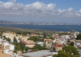 Vista de la Marina de El Carmolí, a la izquierda, esta semana. Al fondo a la derecha, el antiguo edificio militar junto al Mar Menor.