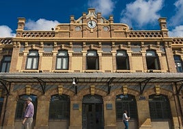 Fachada principal de la sede central de Aguas de Murcia.