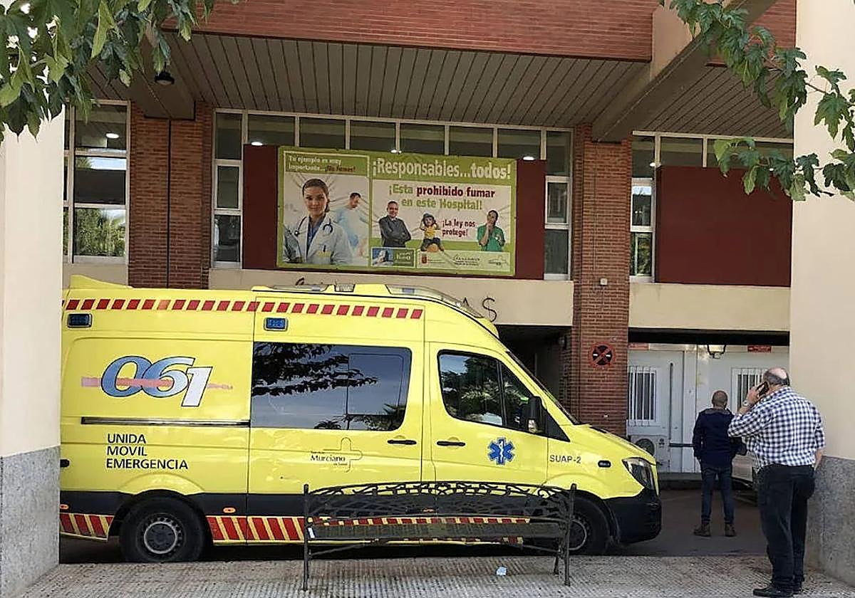Una ambulancia frente a la puerta de Urgencias de La Arrixaca, en una imagen de archivo.