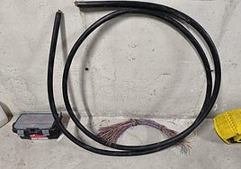 Material sustraído y herramientas para el robo.