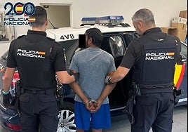 Dos agentes junto al detenido.