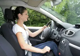 Imagen de archivo de una mujer conduciendo un coche.