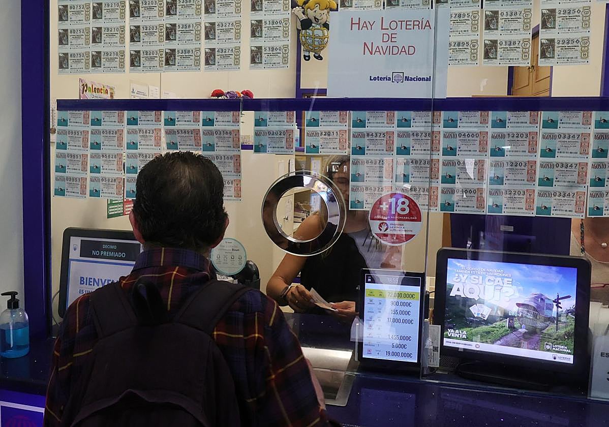 Un hombre comprando Lotería de Navidad.