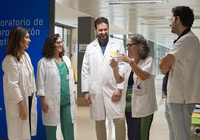 Esperanza García-Molina (Biobanco del Imib), Inmaculada Torres (embrióloga de la Unidad de Reproducción Asistida), Ramón Ruiz (Cirugía pediátrica), Esther Llinares (oncóloga pediátrica) y Salvador Cortés, ginecólogo, en La Arrixaca.