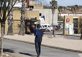 Un usuario del campamento del antiguo Hospital Naval se dirige a las instalaciones.