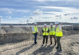La alcaldesa, Cati Herrero, durante su visita a los terrenos donde se ubicarán las instalaciones, ayer.