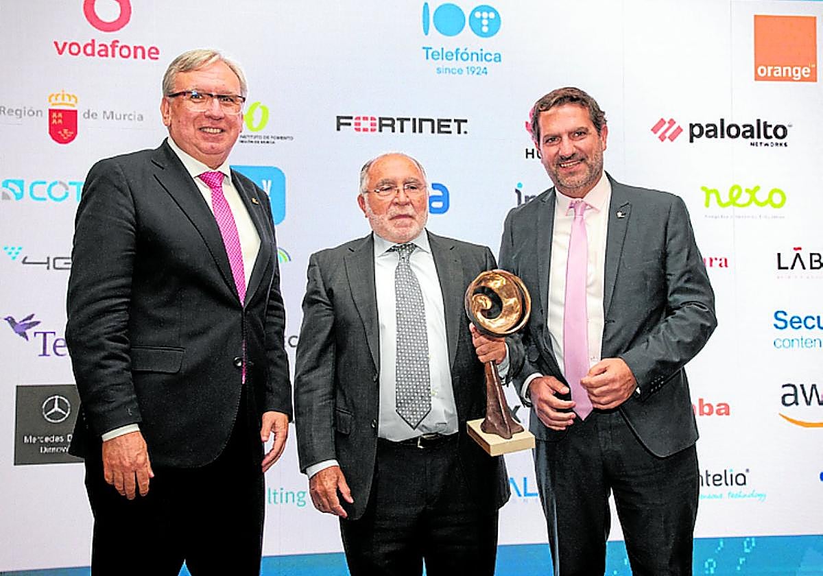 José Carmona, recibiendo el premio 'Teleco del Año' de manos deJuan Luis Pedreño (d) y Juan Carlos López, del Coiterm.