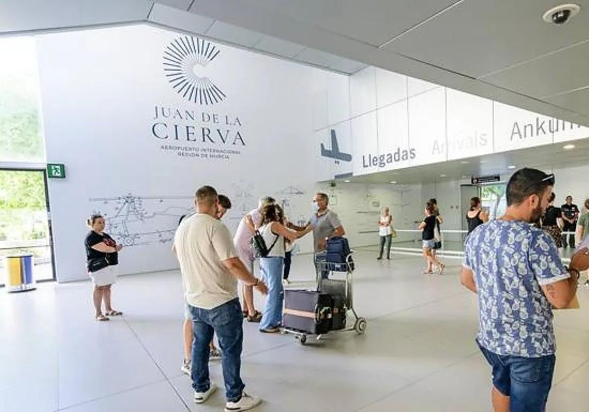Imagen de archivo de turistas en el Aeropuerto de la Región de Murcia.