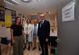 El consejero de Salud, Juan José Pedreño, junto a especialistas del servicio de Neurocirugía Infantil en La Arrixaca.