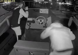 Los dos presuntos ladrones en el momento de los hechos.