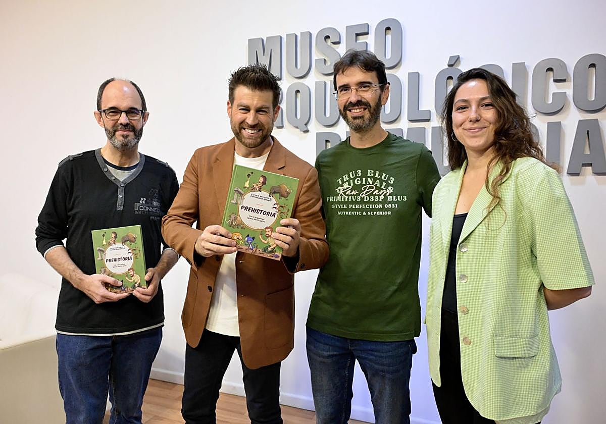 Lerma con los dibujantes Gallego Bros y Mar Fernández, de la editorial.