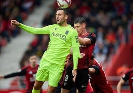 Kiko Olivas cabecea un balón en el partido contra el Mirandés.