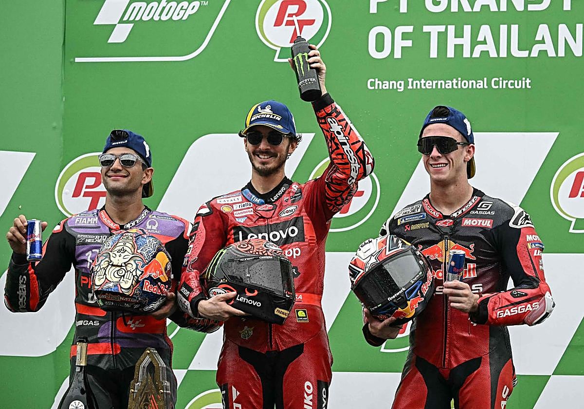 Jorge Martín, Pecco Bagnaia y Pedro Acosta, este domingo en el podio del Gran Premio de Tailandia de MotoGP.