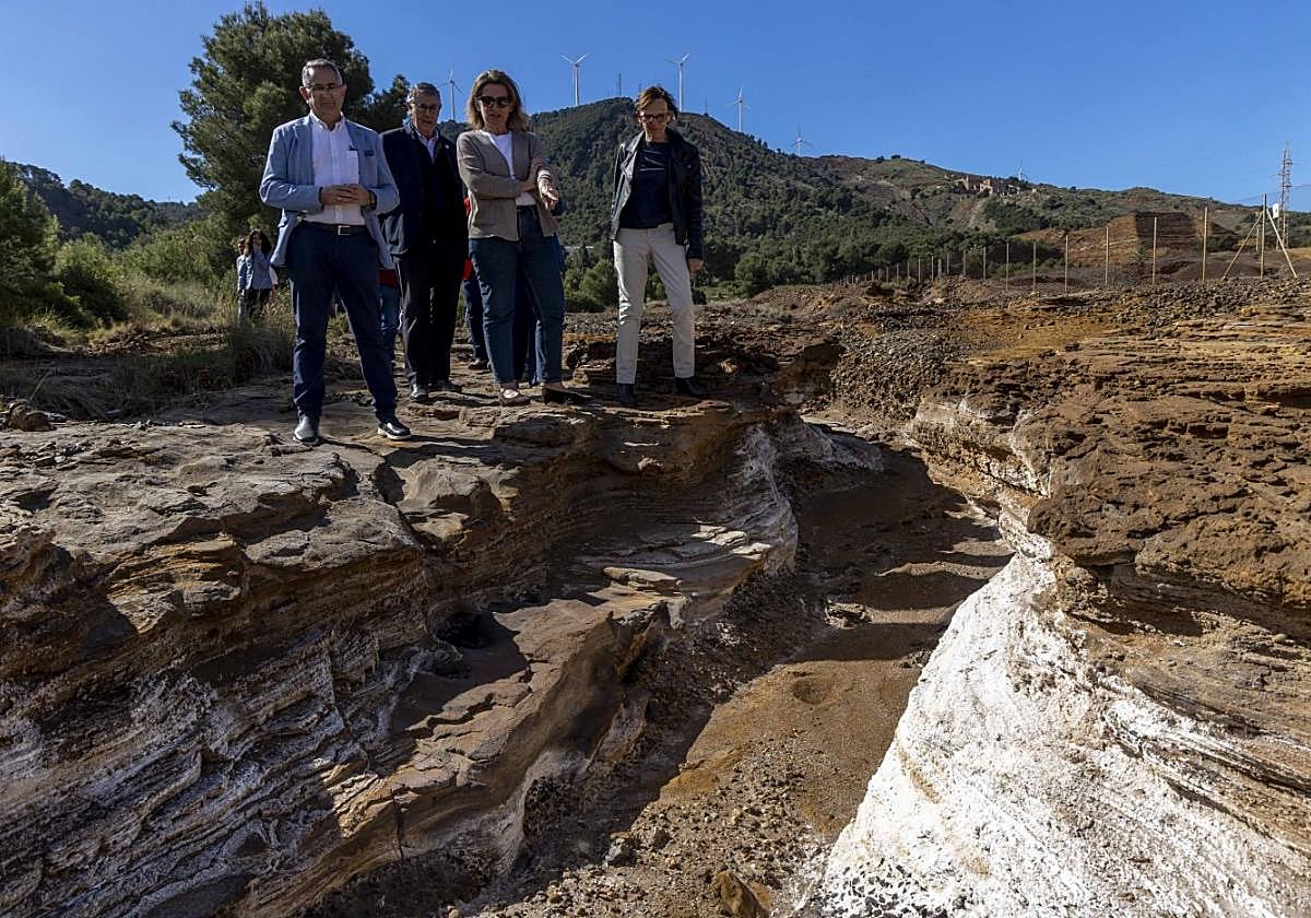 Teresa Ribera, en 2023, en La Unión visitando la Sierra Minera. A su lado, Francisca Baraza.