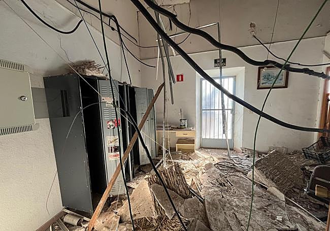 Cables y resto del techo desplomados en una de las estancias.