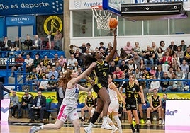 Chelsea Nelson realiza una entrada a canasta, este domingo ante el Ferrol.