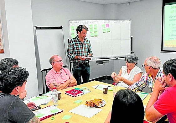 El investigador Francisco Pedrero, de pie, debate con otros científicos y agricultores durante el primer grupo de trabajo del proyecto.