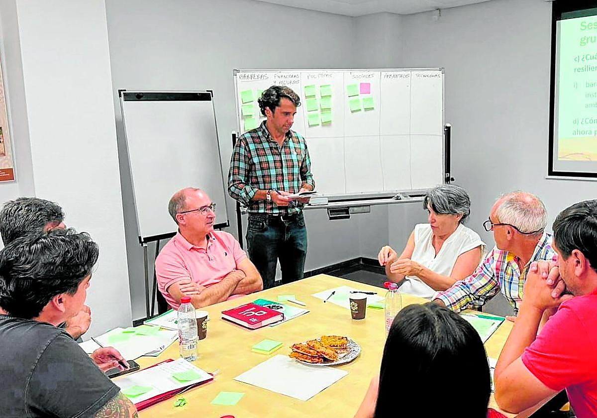 El investigador Francisco Pedrero, de pie, debate con otros científicos y agricultores durante el primer grupo de trabajo del proyecto.