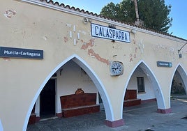 La fachada interior de la estación de Calasparra muestra el deterioro por su abandono, tras cesar el paso de trenes en marzo de 2019.