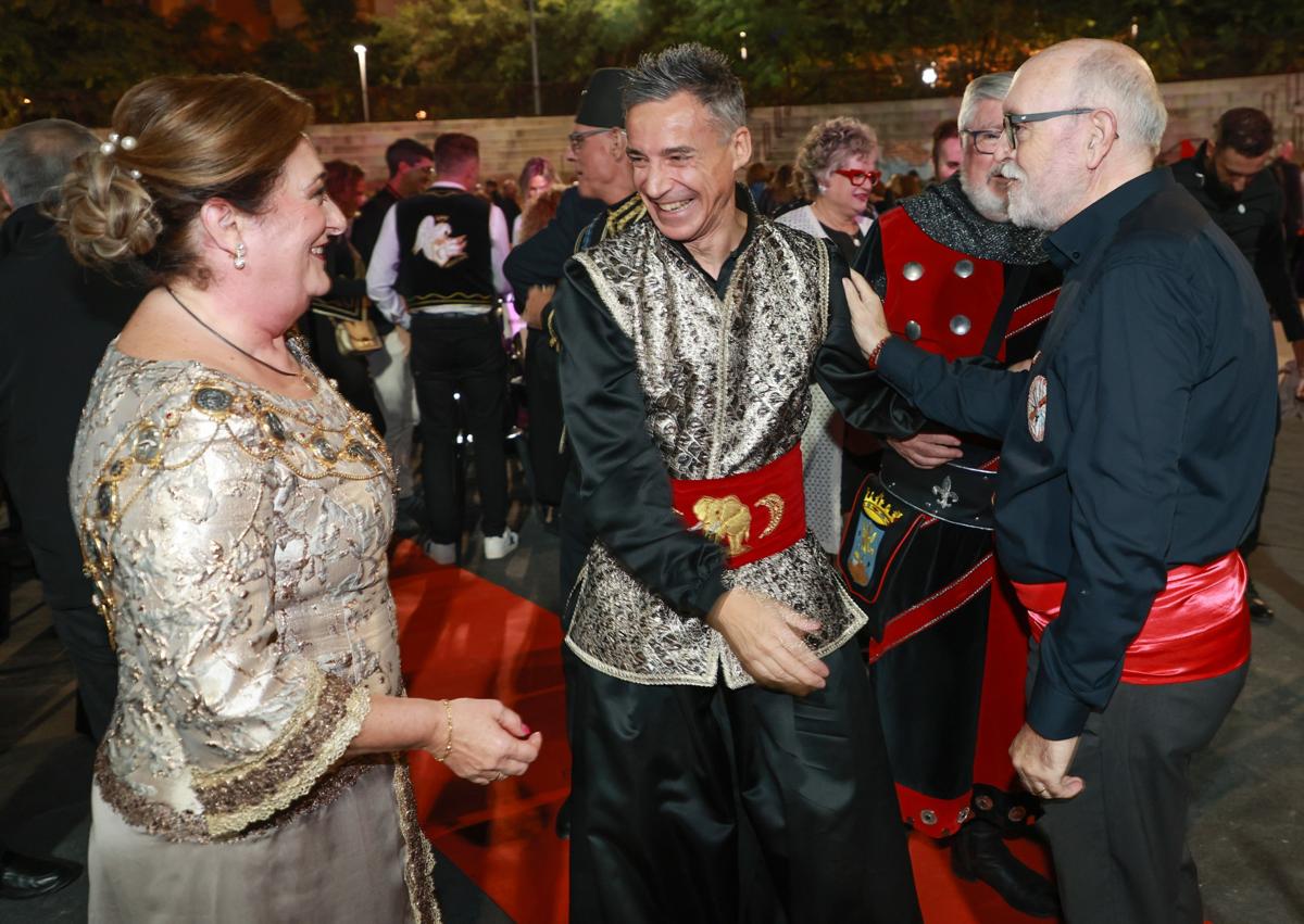 Imagen secundaria 1 - Arriba, Calderón se abraza con el recién nombrado embajador moro, Francisco Javier López Fabregat, de Moros J'Alhamed. Abajo a la izquierda, Calderón recibe la felicitación de la actual Armengola, Loli Sánchez. Abajo a la derecha, disparo de fuegos artificiales durante la celebración en la Plaza de Toros.