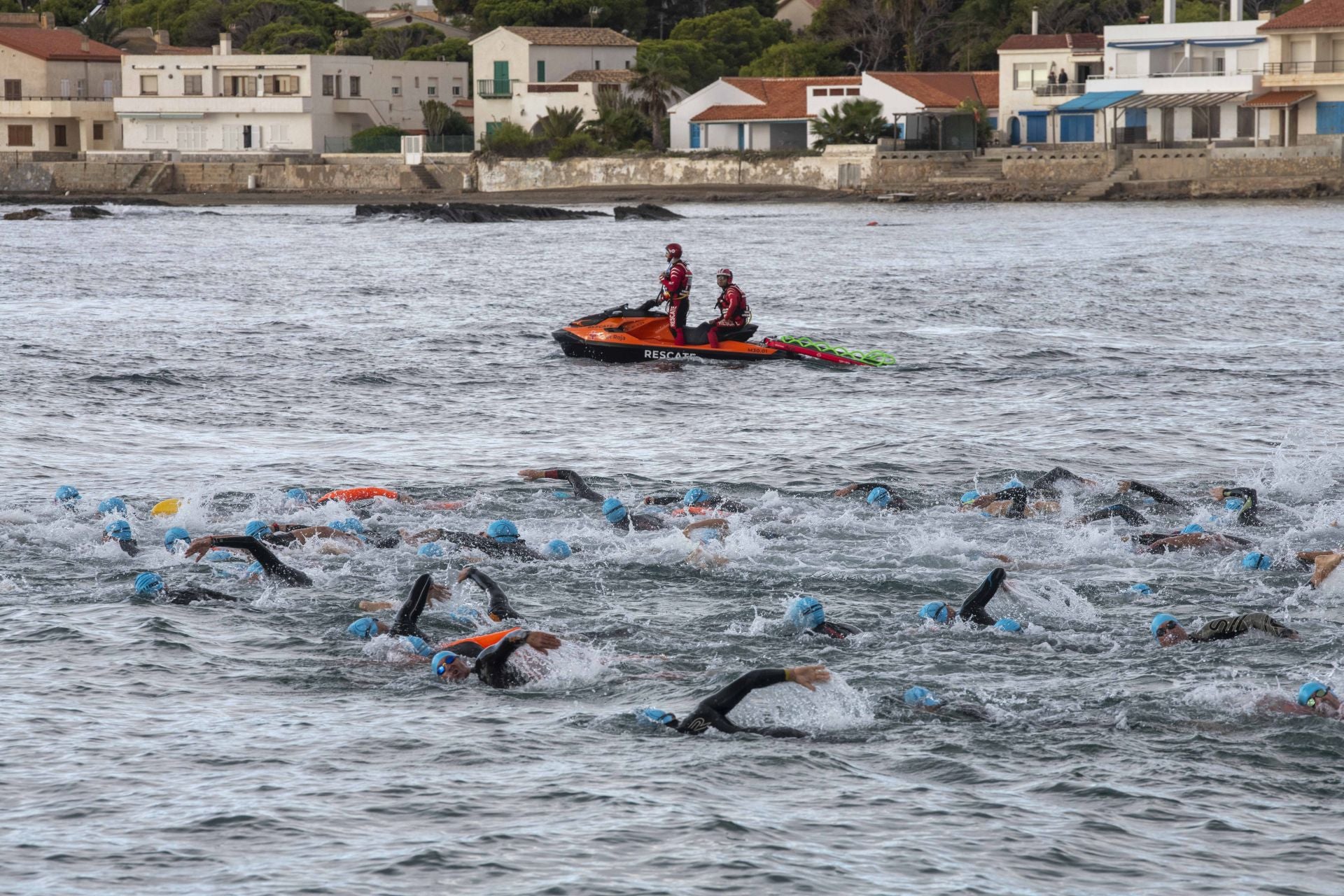 Las imágenes de la travesía a nado por Cabo de Palos