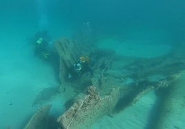 Dos buceadores inspeccionan el pecio de La Manga, en la primera inmersión organizada por el Arqua.