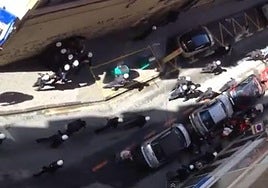 Agentes durante la intervención en las calles anexas de la Plaza Fuensanta de Murcia.