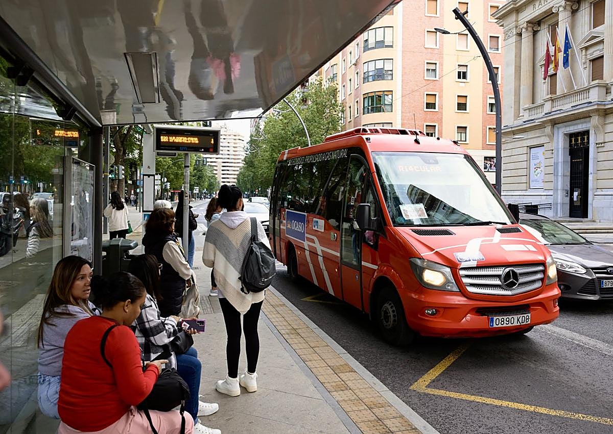Imagen secundaria 1 - Primera jornada de la huelga de transportes en la Región de Murcia.