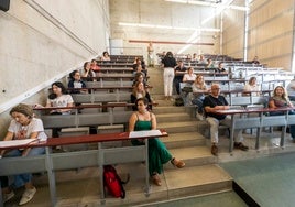 Opositores realizan exámenes en una foto de archivo.