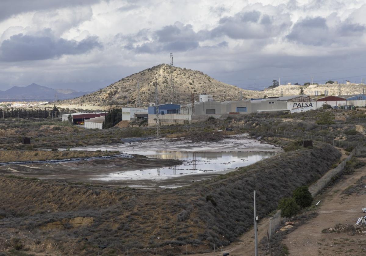 Balsas de la antigua factoría de Zinsa tras las lluvias del pasado mes de septiembre, a escasos metros de viviendas y negocios de Torreciega y Cabezo Beaza.