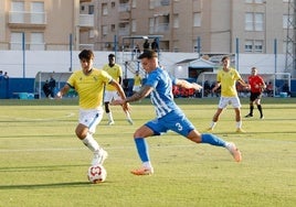 Héctor, del Águilas, listo para chutar ante el Mirandilla.