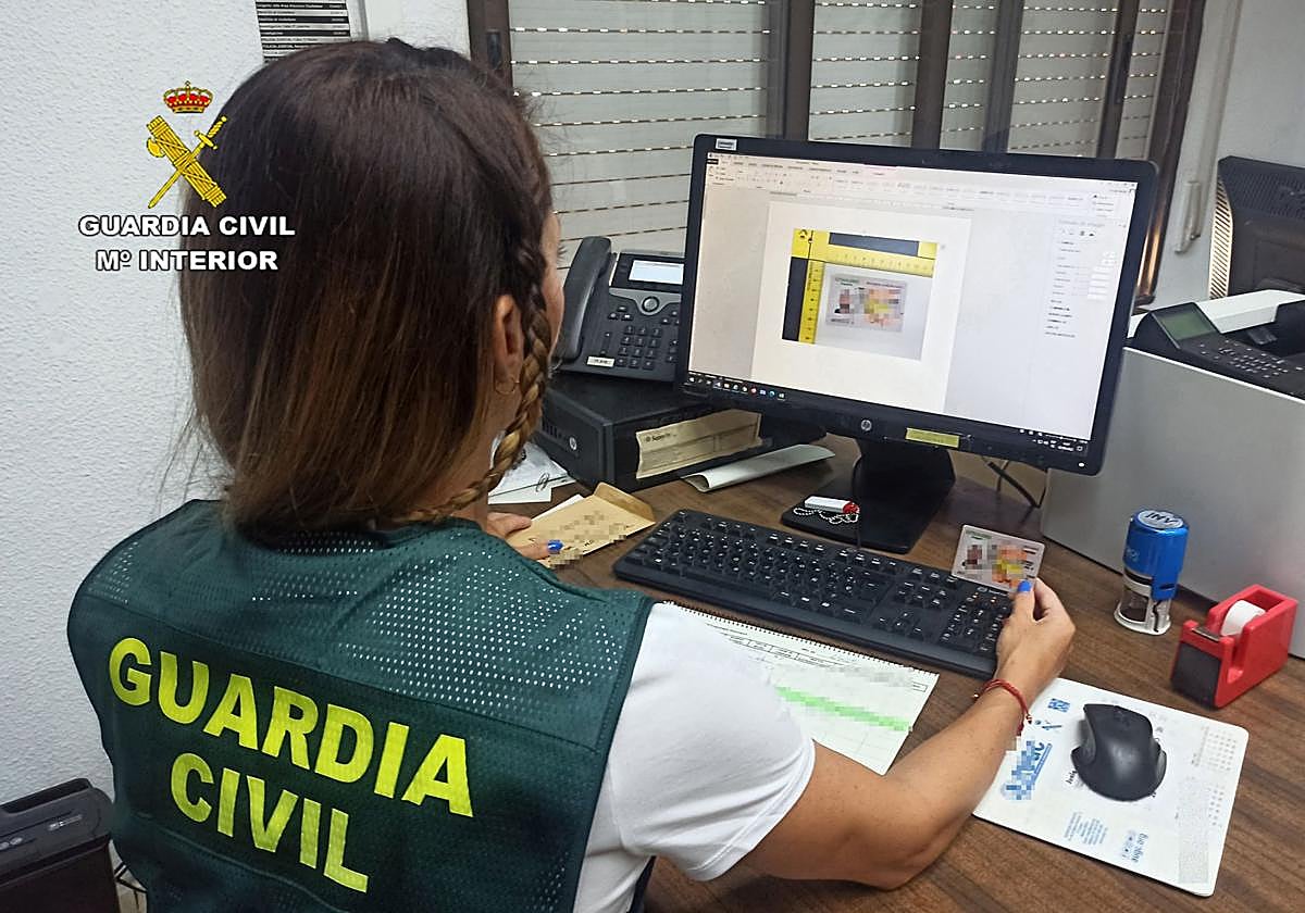 Una agente comprueba la identidad de un ciudadano, en una imagen de archivo.