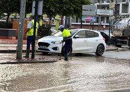 Operarios trabajando en la avenida Príncipe de Asturias, este martes, debido a la acumulación de agua.