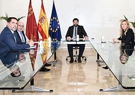 El presidente de la Región de Murcia, Fernando López Miras, en la reunión con el presidente de Repsol, Antonio Brufau.