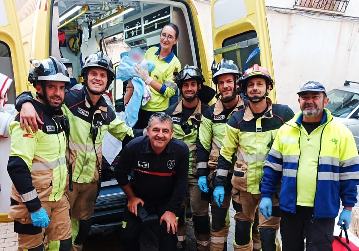 Efectivos del 061 y CEIS con el recién nacido.