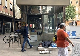 Una persona sin hogar en la Plaza de la Merced de Murcia, en una imagen de archivo.